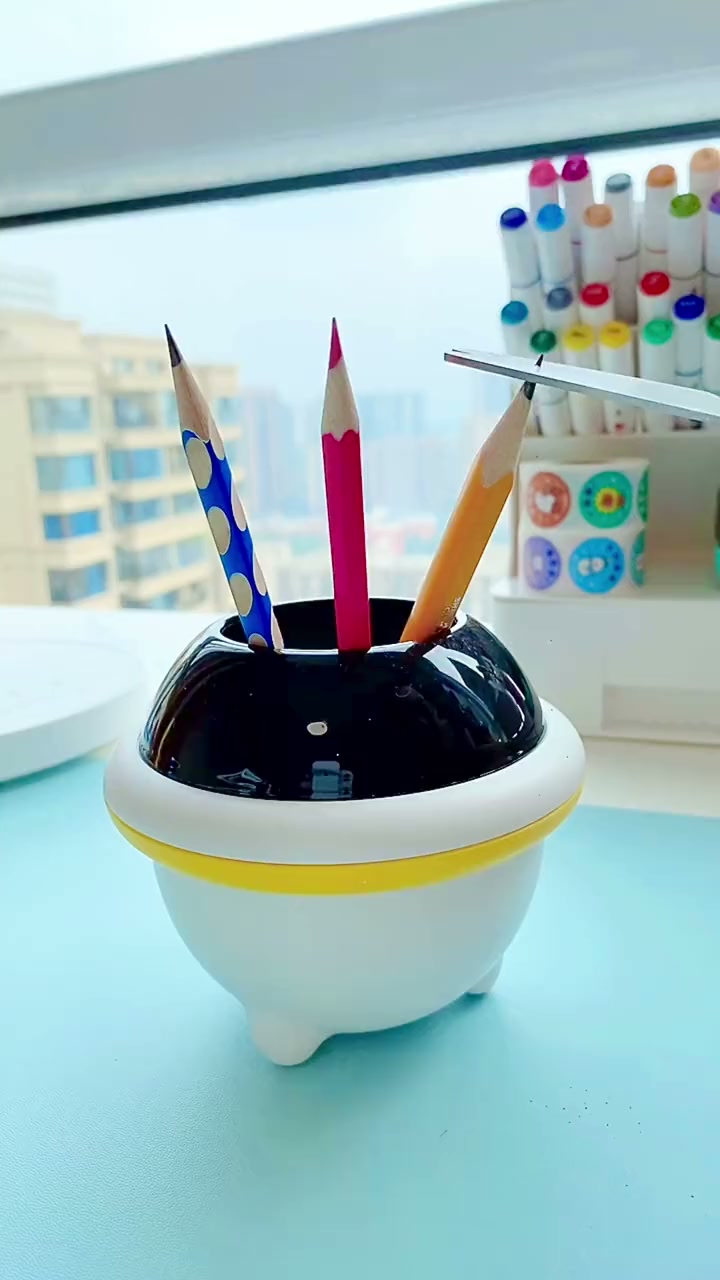 Electric pen sharpener